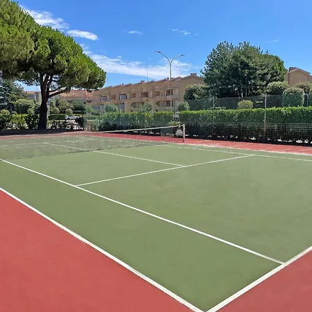 Apartment Relaxing Flat By The Pool With Sports Courts